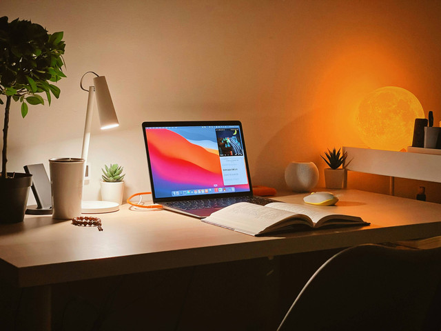 Ilustrasi Unsur intrinsik karya sastra yang berkaitan dengan pesan adalah amanat., sumber gambar: Unsplash/IewekGnos