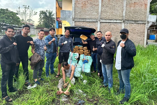 Oknum Polisi Aipda Alfikar saat ditangkap BNNP Sumbar. Foto: Dok. Istimewa