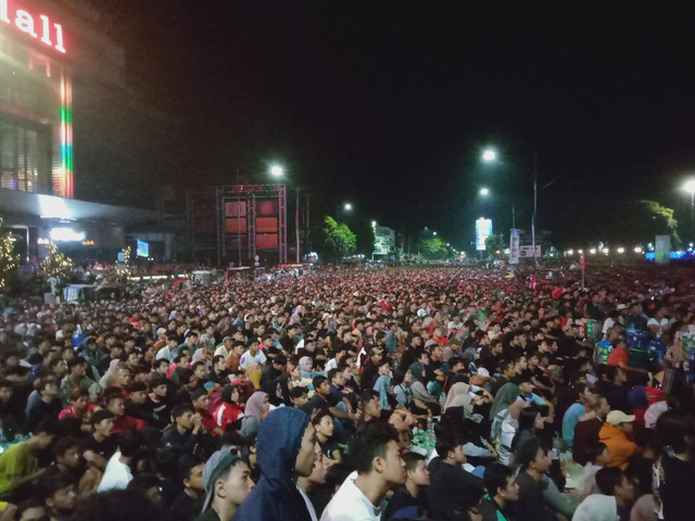 Sumber: Dok. Pribadi (Lautan manusia saat pertandingan Indonesia vs Uzbekistan)