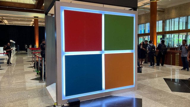 Logo Microsoft di acara Microsoft Build: AI Day Jakarta di Jakarta Convention Center, Jakarta Selatan, Selasa (30/4). Foto: Muhammad Fikrie/kumparan