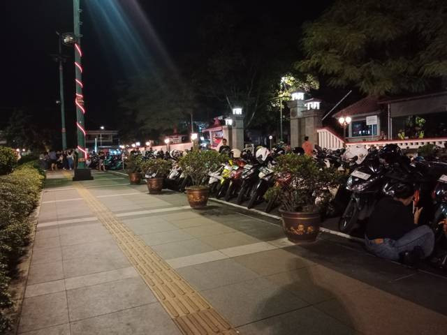 Kendaraan parkir di depan Kantor DPRD (29/4/24). (Foto : Vika Dyah).