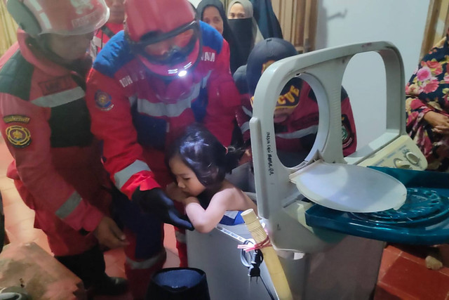 Balita di Makassar nyangkut di dalam mesin cuci. Foto: Dok. Istimewa