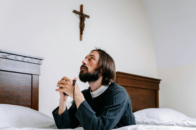 Ilustrasi Doa Kristen sebelum Tidur. Foto: Pexels/Ivan Samkov