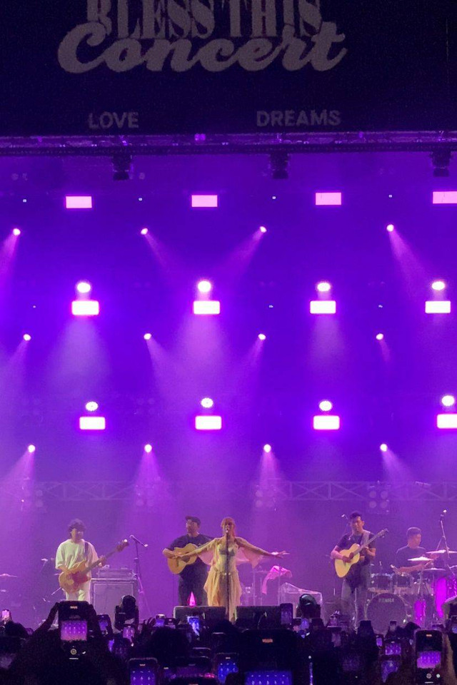 Penampilan Nadin Amizah di panggung Bless This Concert Pontianak. Foto: Rizky Prapurna Bakti/Hi!Pontianak