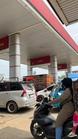 foto probadi sisca amalia dimuat tgl 24 april 2024 - foto menunjukan antrian kendaraan pada pom bensin karena kurangnya petugas spbu karena adanya pengurangan karyawan