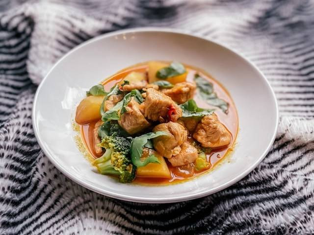 Makanan khas Kota Manado. Foto hanyalah ilustrasi, bukan hidangan yang sebenarnya. Sumber: Unsplash/Jezebel Rose