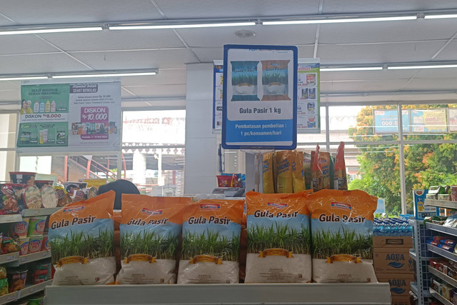Pembelian gula pasir di Indomaret dibatasi, Rabu (1/5/2024) Foto: Ave Airiza Gunanto/kumparan