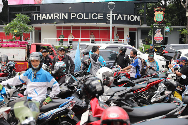 Kendaraan terkena kemacetan saat aksi Hari Buruh yang memadati kawasan Bundaran HI, Jakarta, Rabu (1/5/2024). Foto: Iqbal Firdaus/kumparan