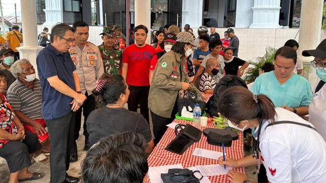 Penjabat Bupati Sitaro, Joi Eltiano B Oroh saat memantau kondisi warga asal Pulau Tagulandang di posko pengungsian gedung Gereja GMIST Ulu, Siau.