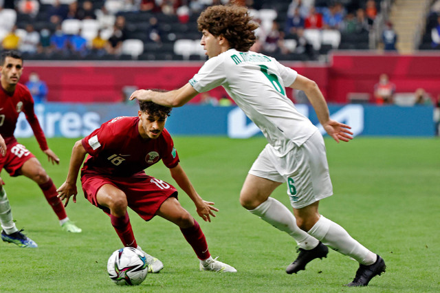 Bek Irak Muntadher Mohammed (kanan) merayakan pengundian pada pertandingan sepak bola grup A Piala Arab FIFA 2021 antara Irak dan Oman di Stadion Al-Janoub di kota Al-Wakrah, Qatar (30/11/2021) Foto: JACK GUEZ/AFP