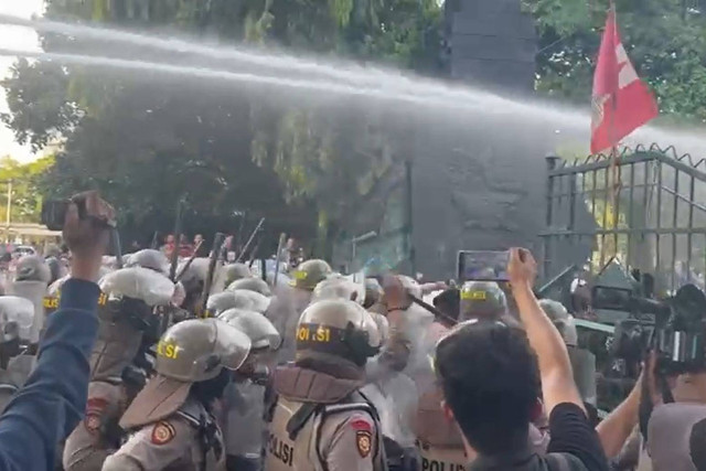 Aksi unjuk rasa memperingati hari buruh di depan kantor Gubernur Jawa Tengah Jalan Pahlawan Kota Semarang berlangsung ricuh, Rabu (1/5/2024) Foto: Intan Alliva Khansa/kumparan