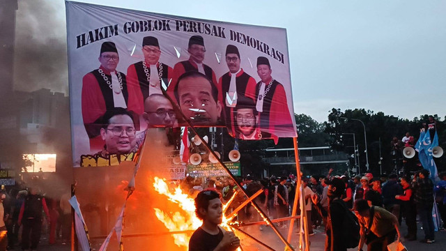 Massa membakar baliho saat memperingati Hari Buruh Internasioanl atau May Day di Patung Kuda, Jakarta, Rabu (1/5/2024). Foto: Thomas Bosco/kumparan