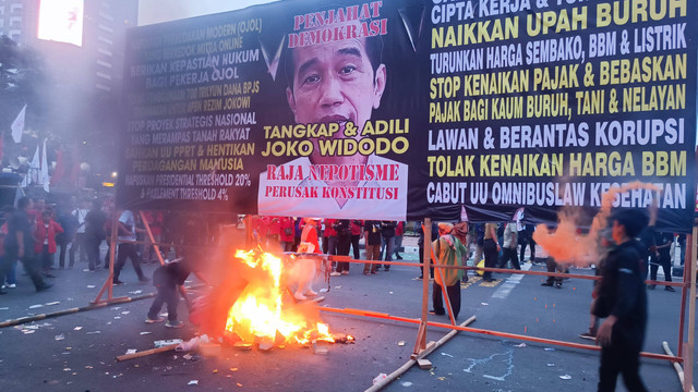 Massa membakar baliho saat memperingati Hari Buruh Internasioanl atau May Day di Patung Kuda, Jakarta, Rabu (1/5/2024). Foto: Thomas Bosco/kumparan