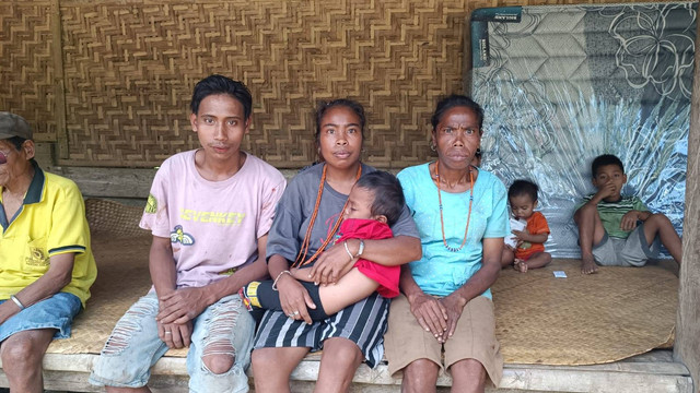 Keluarga dari anak penyandang disabilitas Cerebral Palsy, Juliano Ngail Mbiliyora (3) di Desa Umamanu, Kecamatan Lewa Tidahu, Kabupaten Sumba Timur, NTT, Rabu (1/5/2024). Foto: Fadlan Nuril Fahmi/kumparan
