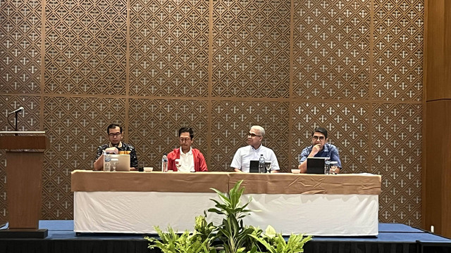 Direktur Keuangan dan Operasional PT Sarana Multigriya Finansial (SMF), Bonai Subiakto menuturkan kinerja perusahaan dalam acara press tour Kemenkeu,di Gunung Kidul, Yogyakarta, Rabu (1/5). Foto: Widya Islamiati/kumparan