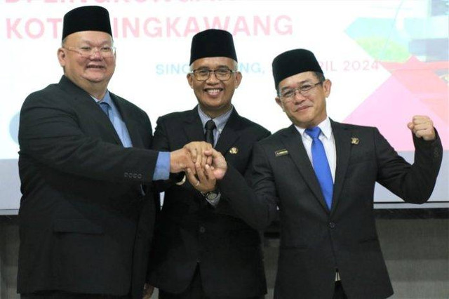 Pj Wali Kota Singkawang, Sumastro bersama Kadinkes dan KB, Achmad Hardin, dan Dirut RSUD Abdul Aziz. Foto: Dok. Pemkot Singkawang