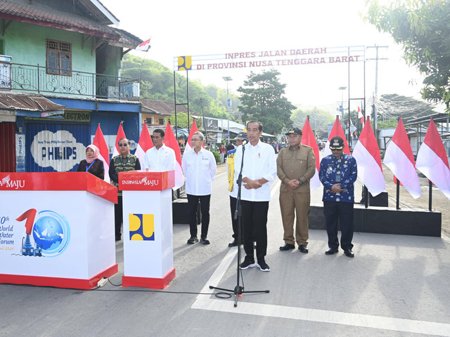 Presiden Jokowi meresmikan Pelaksanaan Inpres Jalan Daerah di Provinsi NTB, Kamis (2/5/2024). Foto: Dok. Kris - Biro Pers Sekretariat Presiden