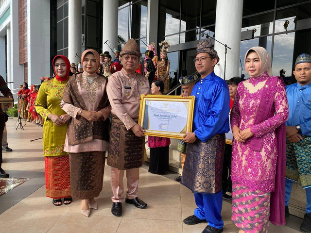 Pj Gubernur Kalbar, Harisson memberikan piagam penghargaan kepada guru berprestasi. Foto: Yulia Ramadhiyanti/Hi!Pontianak