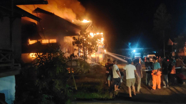 Rumah dinas milik Dinas Kesehatan Pengendalian Penduduk dan Keluarga Berencana Kabupaten Kapuas Hulu terbakar pada Rabu malam 1 Mei 2024. Foto: Dok. Polsek Putussibau Utara