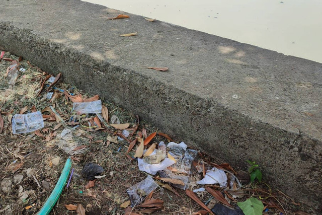 Bungkus kondom dan suasana di sekitar RTH Jalan Tubagus Angke, Jakarta Barat, pada Kamis (2/5/2024) Foto: Rachmadi Rasyad/kumparan