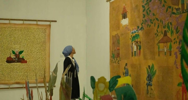 Seorang pengunjung sedang menyaksikan manuskrip karya Faisal Kamandobat yang dipamerkan di Pameran Tabon di Jogja National Museum. Foto: Dok. Faisal Kamandobat