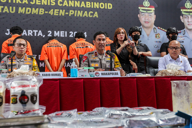 Wakapolda Metro Jaya Brigjen Pol Suyudi Ario Seto beri keterangan saat konpers terkait penangkapan dan pengungkapan kasus laboratorium terselubung narkotika jenis MDMB-4en-PINACA atau ganja sintesis di Polda Metro Jaya, Jakarta, Kamis (2/5/2024) Foto: Jamal Ramadhan/kumparan
