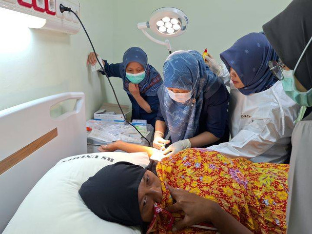 Pemasangan KB Impant pada akseptor KB. Sumber : Dokumentasi Humas UNIMUS