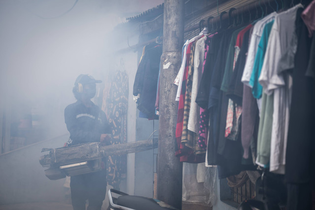 Seorang petugas melakukan pengasapan (fogging) di kawasan permukiman, Kelurahan Grogol, Jakarta, Kamis (2/5/2024). Foto: Bayu Pratama S/ANTARA FOTO