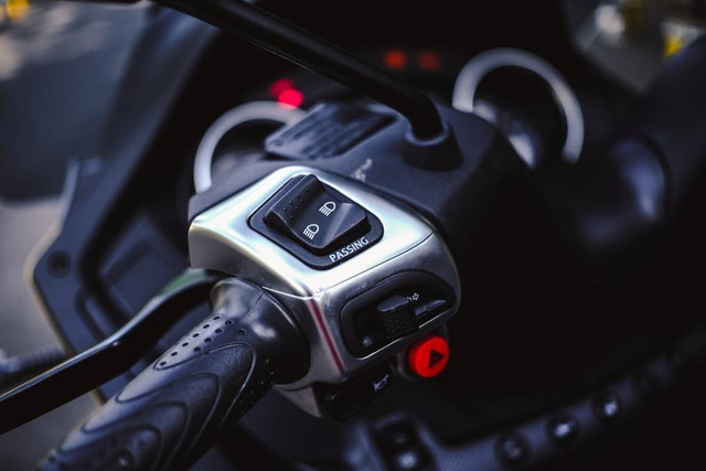 Saklar kiri setang Piaggio MPE 500 HPE Sport Advanced. Foto: Bangkit Jaya Putra/kumparan