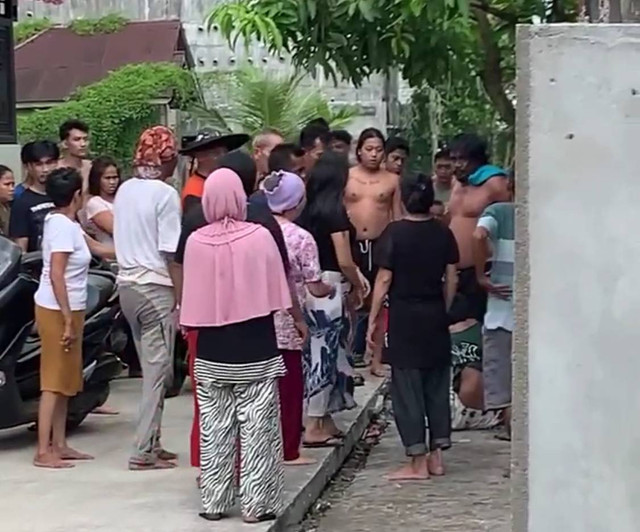 Pelaku curanmor terduduk di tanah saat dihakimi massa. Foto: Dok. Istimewa