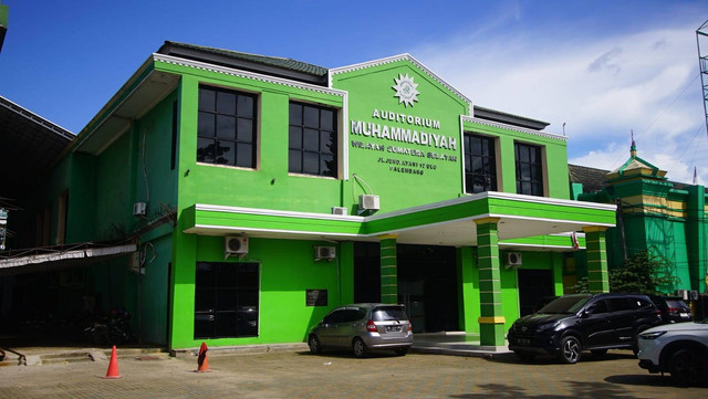 Gedung yang akan digunakan untuk resepsi pernikahan Arif di Palembang. (foto: Ari Priyanto/Urban Id)