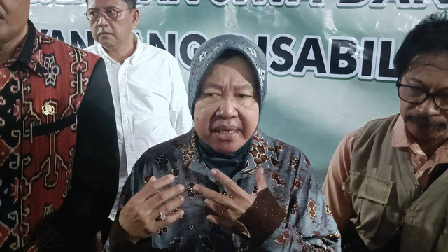 Menteri Sosial RI, Tri Rismaharini dalam acara Pemeriksaan Kesehatan Jiwa dan Bantuan Sosial Bagi Penyandang Disabilitas Mental di Puskesmas Kanatang, Kabupaten Sumba Timur, NTT, Kamis (2/5/2024). Foto: Fadlan Nuril Fahmi/kumparan