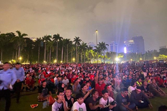 Suasana nonton bareng Timnas Indonesia U-23 melawan Irak di Monas, Jakarta, Kamis (2/5/2024). Foto: Zamachsyari/kumparan