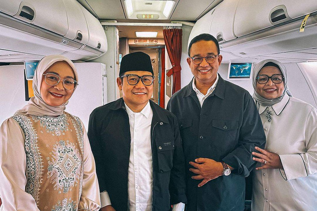 Anies Baswedan (kedua dari kanan) bersama Muhaimin Iskandar bersiap menuju Banda Aceh, Jumat (3/5). Foto: Instagram/ @aniesbaswedan