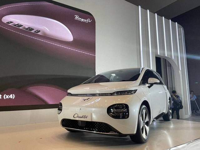 PT Wuling Motors Indonesia umumkan estimasi harga mobil listrik Wuling CloudEV di PEVS 2024, Kemayoran, Jakarta, Selasa (30/4). Foto: Sena Pratama/kumparan