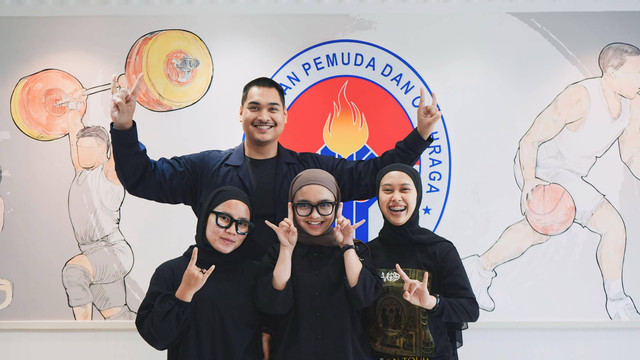 Menpora Dito Ariotedjo menerima kunjungan personel band metal asal Garut, Voice of Baceprot (VoB). Foto: Dok. Istimewa