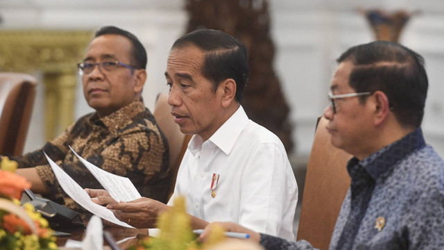 Presiden Joko Widodo memimpin rapat terbatas yang diikuti kabinet Indonesia Maju terkait bencana alam Gunung Ruang di Istana Merdeka, Jakarta, Jumat (3/5/2024). Foto: ANTARA FOTO/Muhammad Adimaja
