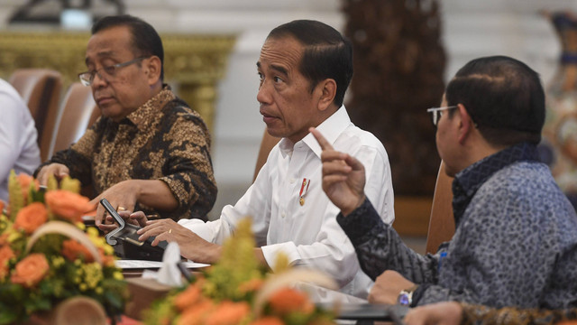 Presiden Joko Widodo memimpin rapat terbatas yang diikuti kabinet Indonesia Maju terkait bencana alam Gunung Ruang di Istana Merdeka, Jakarta, Jumat (3/5/2024). Foto: ANTARA FOTO/Muhammad Adimaja