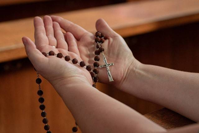 Ilustrasi umat katolik berdoa mohon petunjuk. Foto: pexels