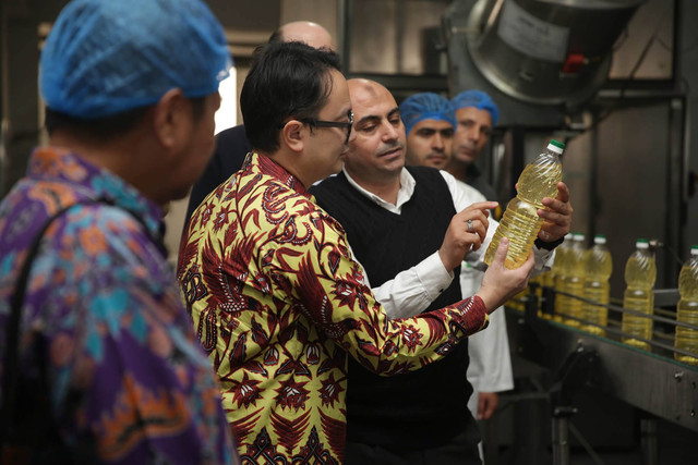 Wakil Menteri Perdagangan RI, Jerry Sambuaga mengunjungi pabrik pengolahan sawit SAVCO di Mesir, Sabtu (27/4), didampingi Presiden Direktur Savco Ammar Aboullaban dan Atase Perdagangan Kedutaan Besar Republik Indonesia (KBRI) Kairo M. Syahran Bhakti S. Foto: Kemendag RI