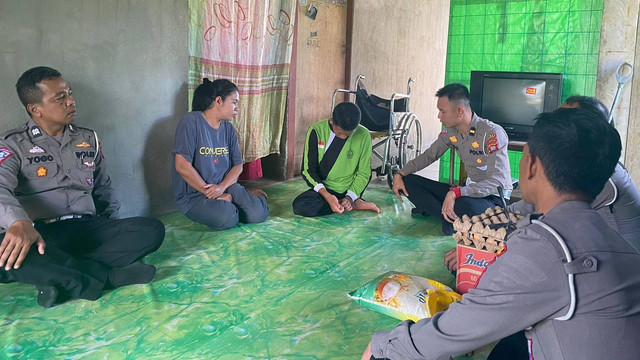 KBO Satlantas Polres Sekadau Ipda Alexander Aldo bersama anggotanya mengunjungi korban laka lantas. Foto: Dok. Polres Sekadau