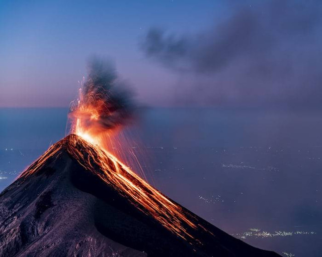 Ilustrasi Proses Keluarnya Magma dari dalam Bumi menuju Permukaan Bumi disebut. Sumber: unsplash.com/ Alain Bonnardeaux