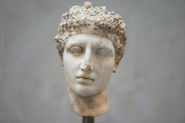 Museum Batak, Tomok. Foto Hanya Ilustrasi, Bukan Tempat Sebenarnya. Sumber Unsplash Evan Lee