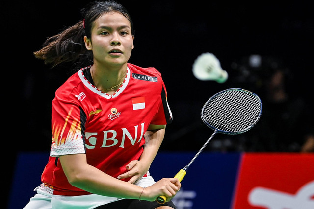 Pebulu tangkis tunggal putri Indonesia Komang Ayu Cahya Dewi mengembalikan kok ke arah lawan pebulu tangkis Korea Selatan Kim Min Sun dalam semifinal Piala Uber 2024 di Chengdu Hi Tech Zone Sports Center Gymnasium, Chengdu, China, Sabtu (4/5/2024). Foto: Galih Pradipta/ANTARA FOTO
