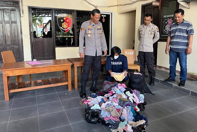 Seorang pemuda bernama Jefri Jefri (31) penjual siomay di Kota Semarang, Jawa Tengah, pelaku pencurian 675 celana dalam wanita. Foto: Intan Alliva Khansa/kumparan
