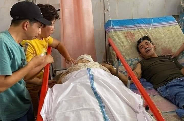 Jenazah korban saat ditaruh di samping ayahnya yang juga jadi korban penganiayaan yang dilakukan oleh RL, suami korban. (Foto: istimewa)