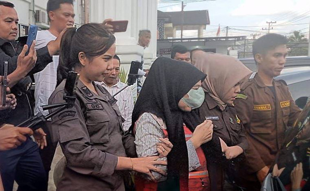 Oknum ASN Neti saat ditahan Kejari Lubuklinggau terkait kasus korupsi. (ist)