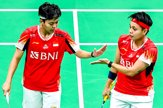 Ganda putri Indonesia Siti Fadia bersama Apriyani Rahayu saat melawan ganda putri Korea Selatan Baek Ha Na dan Lee So Hee dalam semifinal Piala Uber 2024 di Chengdu Hi Tech Zone Sports Center Gymnasium, Chengdu, China, Sabtu (4/5/2024). Foto: Galih Pradipta/ANTARA FOTO