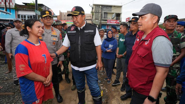 Pj Gubernur Sulsel Bahtiar Baharuddin bersama Pj Bupati Wajo Andi Bataralifu menemui warga terdampak banjir di Siwa, Kecamatan Pitumpanua. Foto: Dok. Pemprov Sulsel
