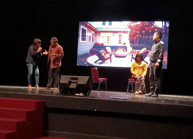 Pentas teater dalam Malam Renungan AIDS Nusantara di Gedung Cak Durasim, Surabaya, Sabtu (4/5) malam. Foto: Masruroh/Basra